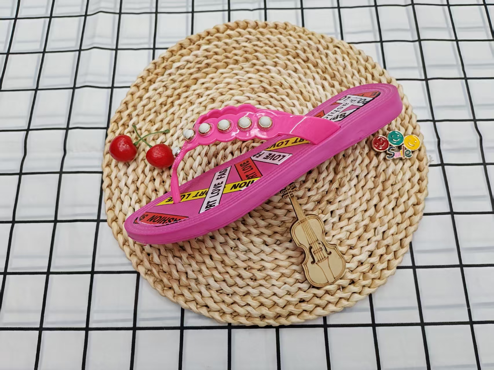 The new stylish and comfortable flat flip-flops for the summer of 2025 Specification drawing