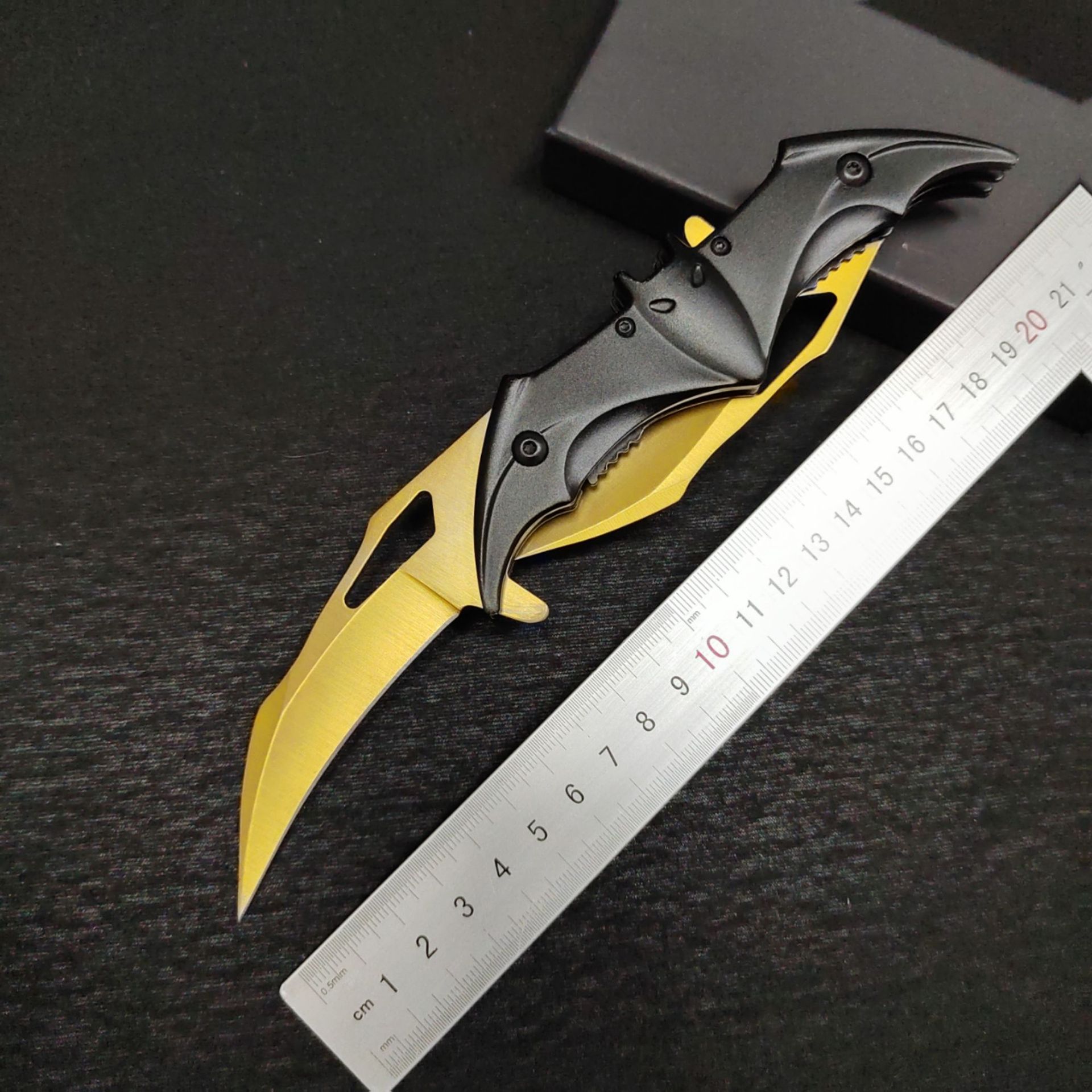Cross-border exclusive creative outdoor butterfly folding knife, bat knife, aluminum pocket knife, folding knife, multi-functional folding knife, eagle claw knife details Picture