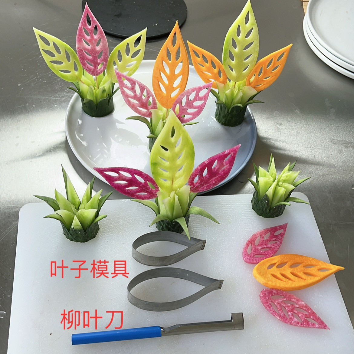 Willow leaf knife three-piece set, complete set of fruit and vegetable shaping carving tools, leaf shaping carving entry-level tools, making molds Application Scenario