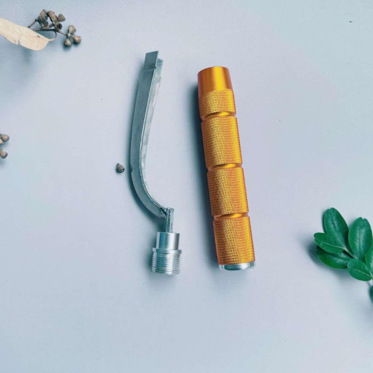 Factory direct supply rubber tapping knives, rubber tree rubber tapping knives, V-shaped fat turpentine tapping knives, aluminum alloy rubber tapping knives Application Scenario