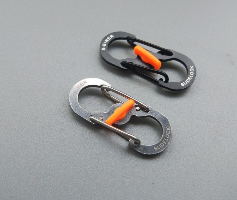 Outdoor travel backpack with lock, 8-shaped buckle anti-theft, S-buckle anti-drop metal keychain pendant, creative gift Specification drawing