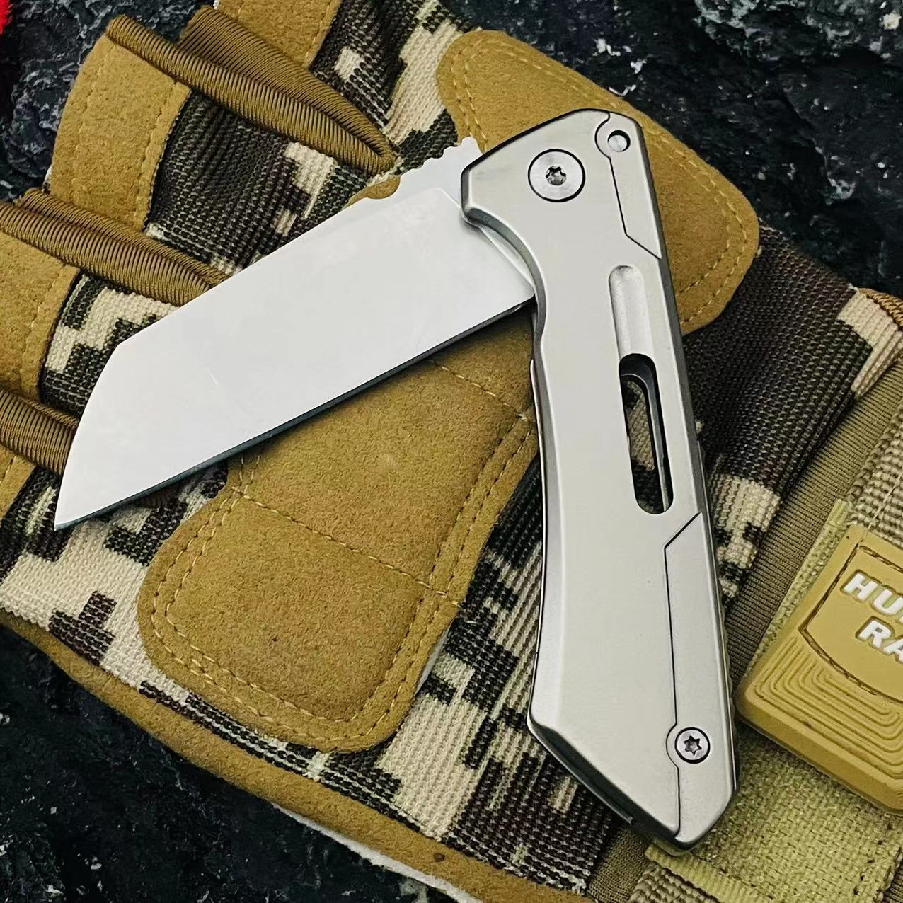 【 Silver Armor Small Folding Knife 】 Hot all-metal small folding knife, portable, high hardness, sharp, wholesale price fruit knife Application Scenario