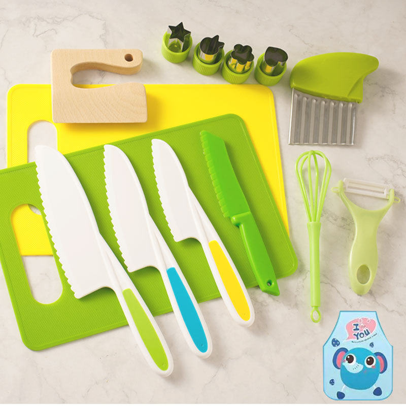 Plastic fruit knife tools do not hurt hands. Special children's toys for early education in kindergartens. Kitchen knife set. Fruit three-piece set full figure