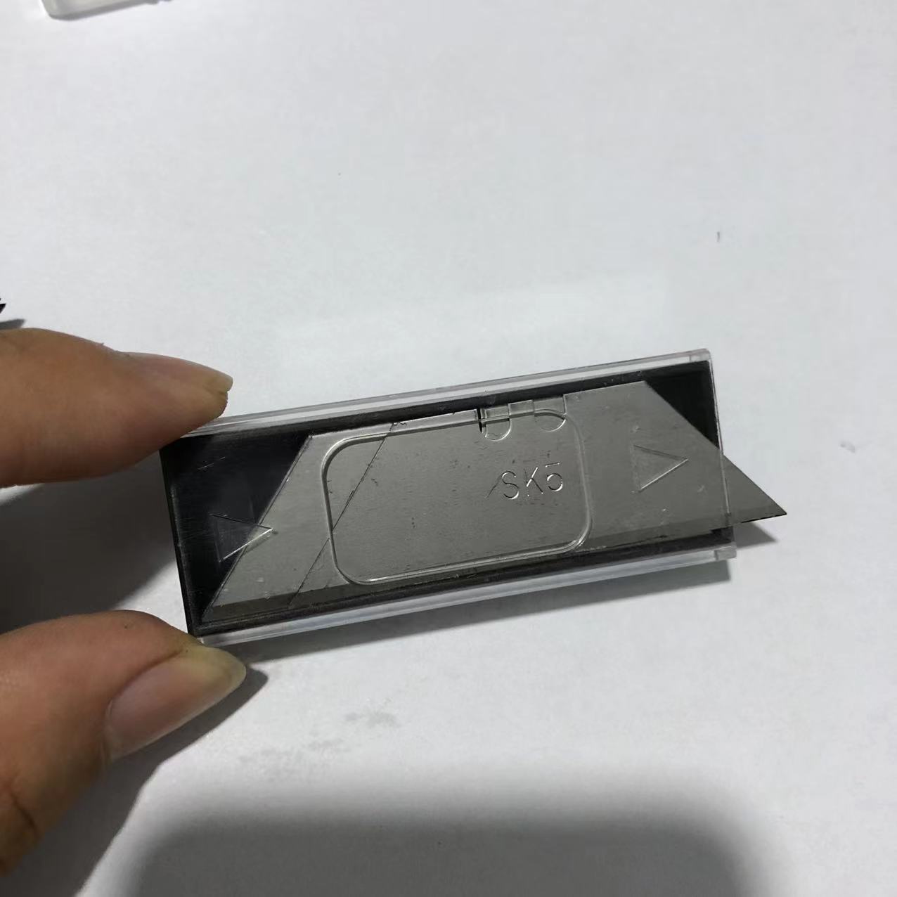 Folding utility knife, white-edge replacement blade, industrial wallpaper cutting knife, heavy-duty thickened trapezoidal paper cutting knife Specification drawing