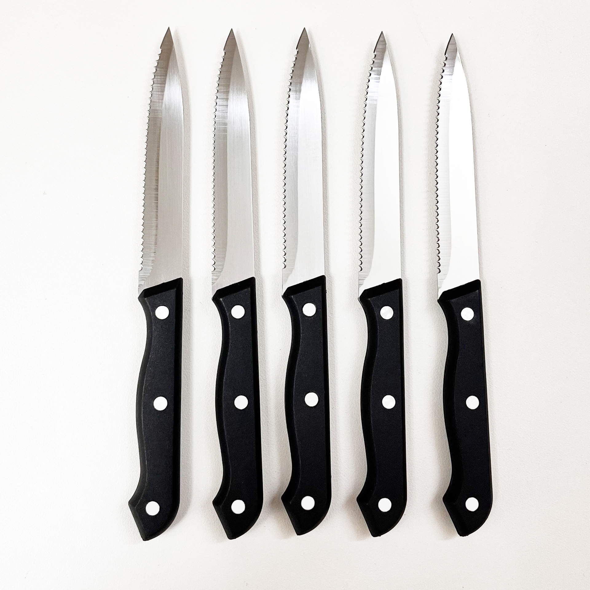 Wholesale of stainless steel steak knives, Western-style steak knives with PP plastic handles, and hotel tableware from the manufacturer Application Scenario