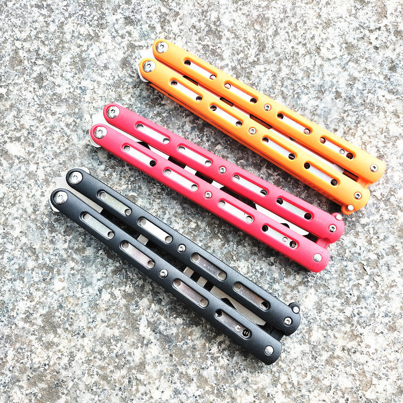 The factory supplies butterfly knives, CSGO practice knives, folding knives, unedged knife playing training, and knife swinging games Application Scenario