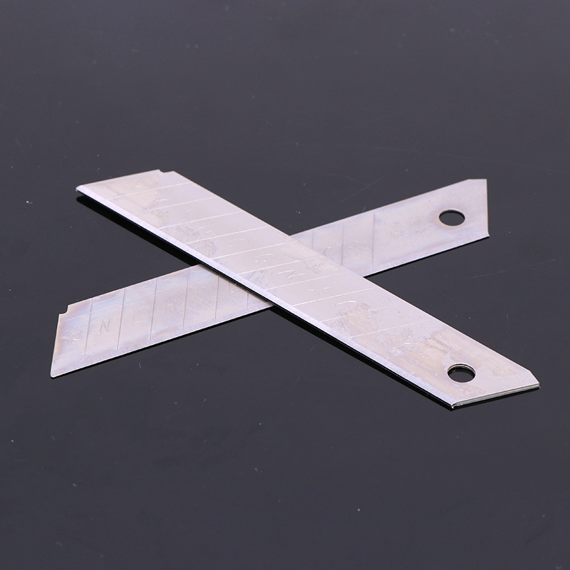 Hardware tools: Household utility knife 0.5mm wide, wallpaper knife 18mm long, express logistics unpacking utility blade Application Scenario