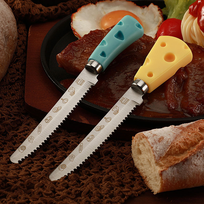 New Western-style knives in stock at the factory, such as steak knives with plastic handles and cute saw teeth, toast and bread knives, and hotel steak knives Application Scenario