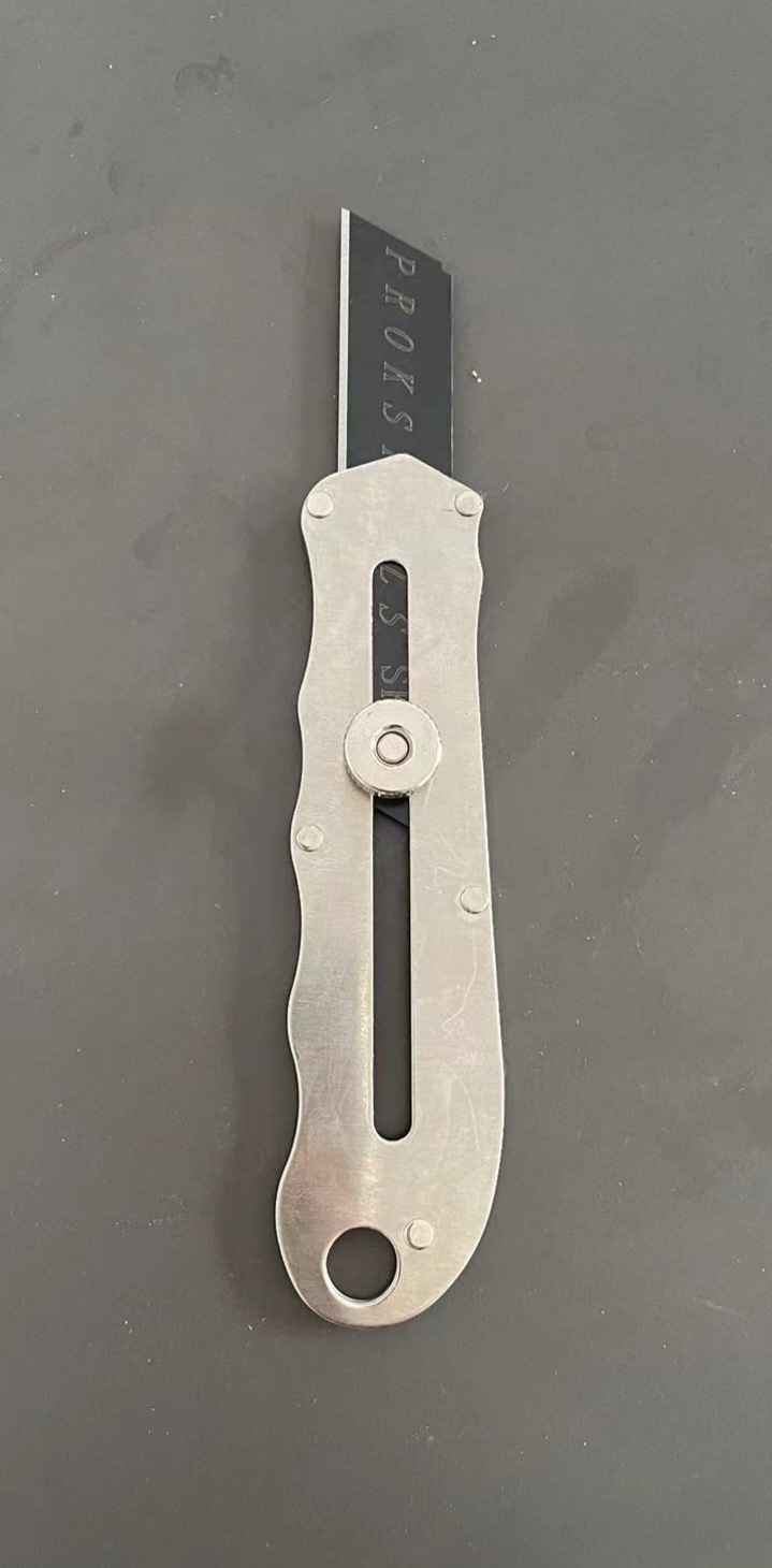 The manufacturer wholesals a large quantity of stainless steel rubber-coated stainless steel utility knives, cutting knives, multi-functional knives and special-shaped knives undefined