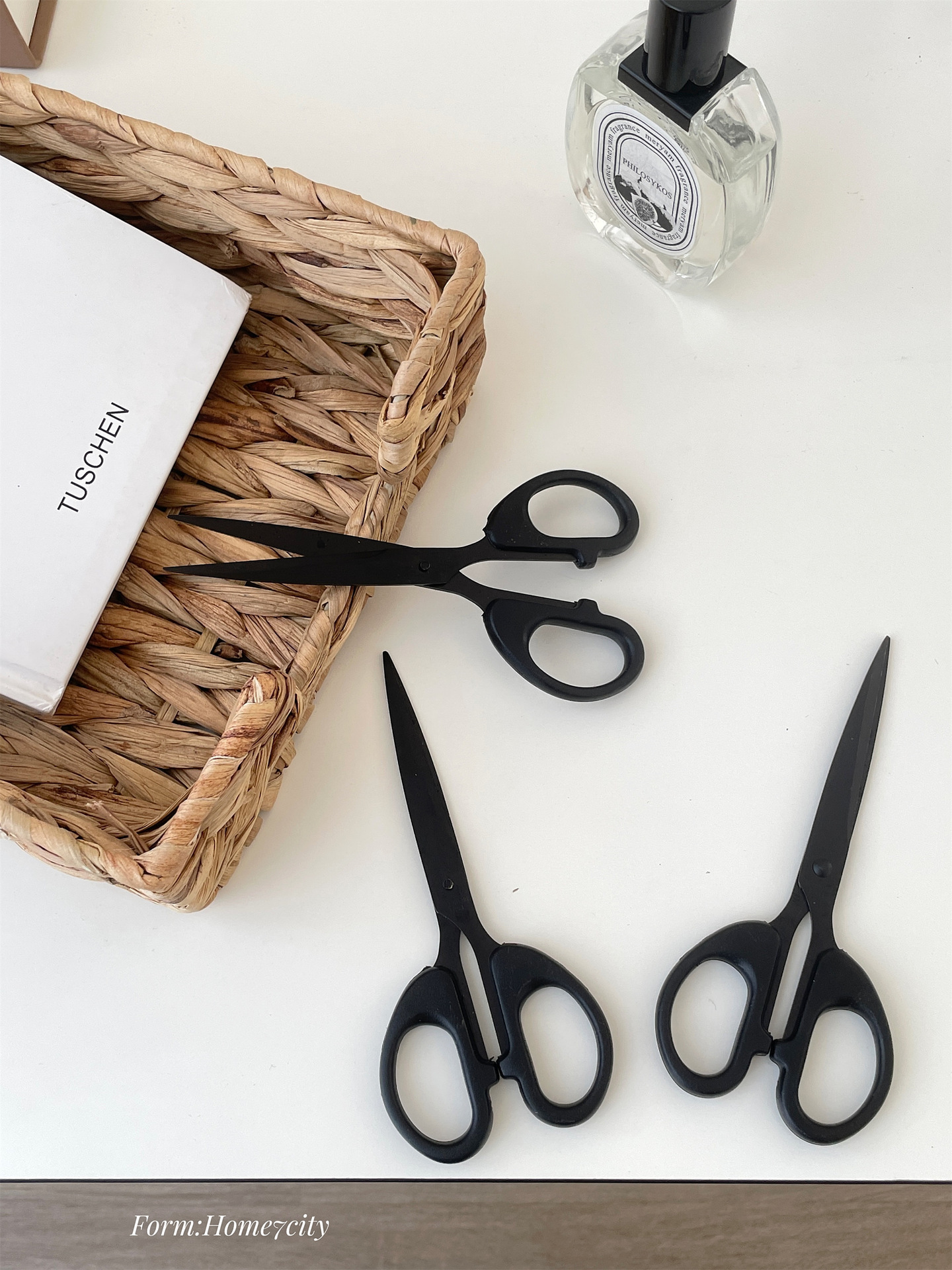 High-quality pure black scissors, handcrafted for home use with semi-circular handles, stainless steel office stationery, paper-cutting and thread cutting Specification drawing