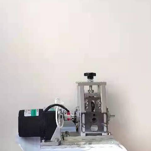 Fully automatic household wire stripping machine for stripping small wires of used wires such as cables and copper wires. Shenlei Dezhu Application Scenario