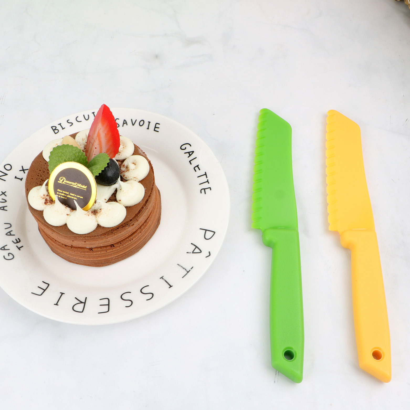 Wholesale of children's plastic fruit knives, birthday cake cutters, bread, dessert, cheese knives, peelers, and toy knives Application Scenario
