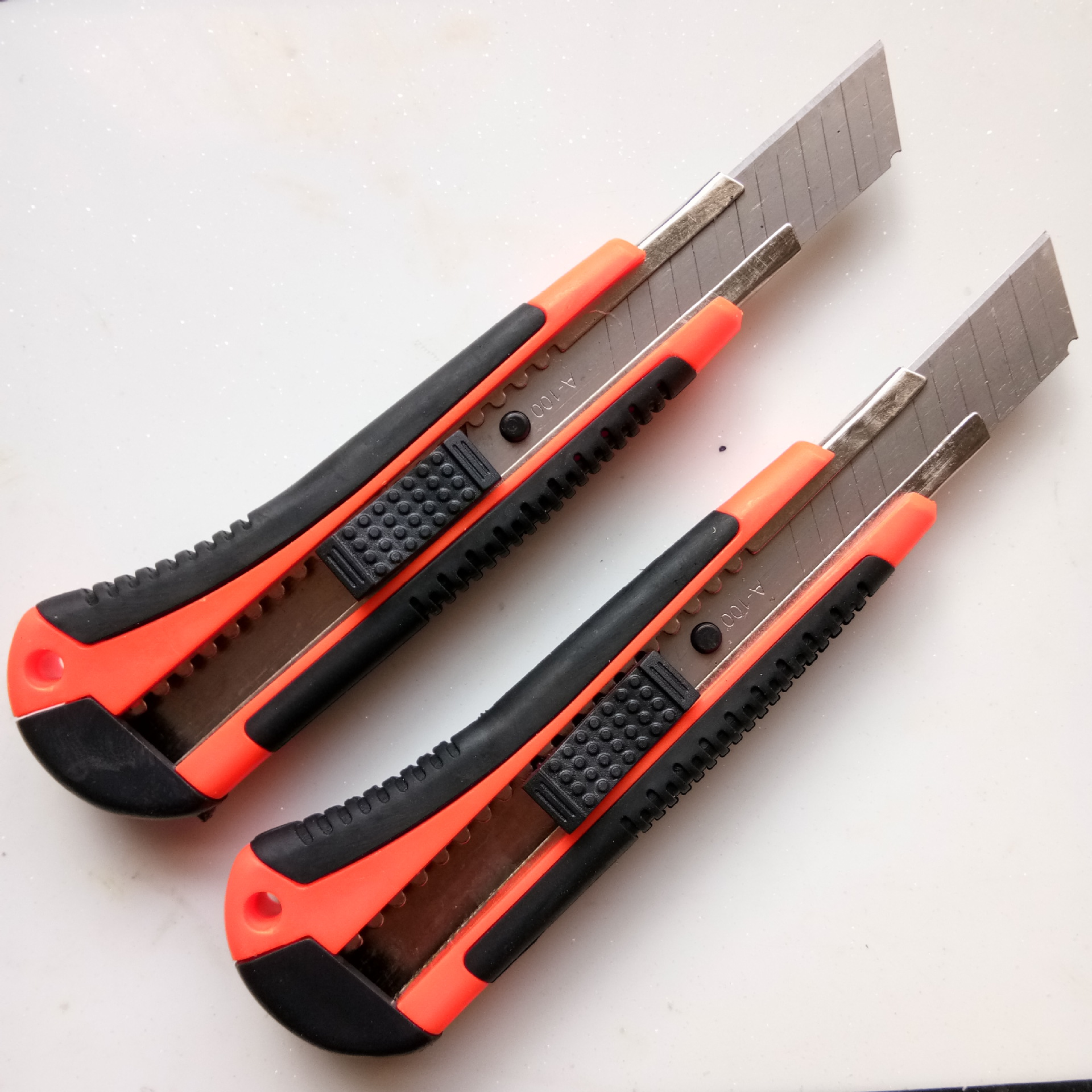 Wholesale large-sized knife frames, paper cutting knives, heavy-duty wallpaper knives, sharp single-sided rubber coating utility knives from the manufacturer Specification drawing