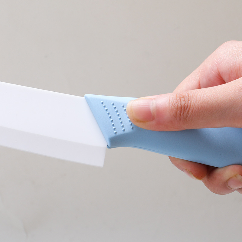 Household ceramic fruit knife, kitchen multi-functional fruit knife, complementary food knife, creative portable meat and vegetable cutter Application Scenario