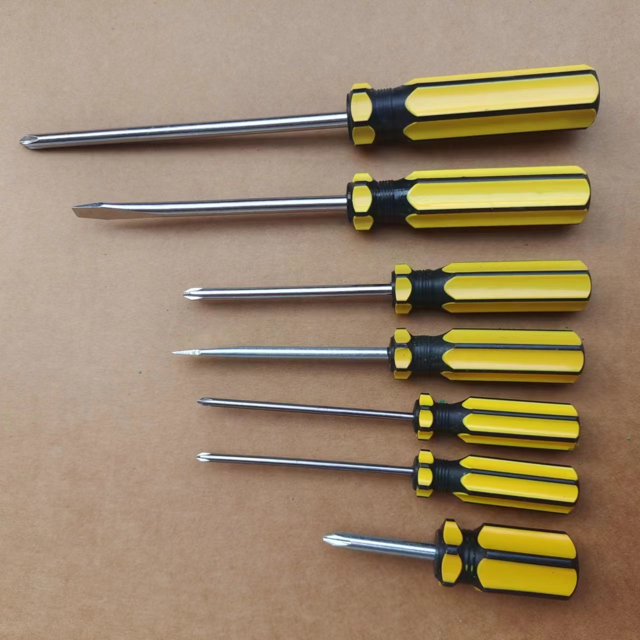 Factory screwdrivers, small screwdriver cross set tools, 3mm, 5mm, 6mm six-piece yellow small-sized screwdrivers Application Scenario