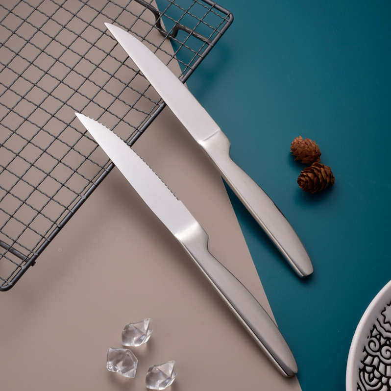 420 Western-style steak knife, Bright hotel Western-style multi-purpose frozen meat knife, steak knife with serrated stainless steel steak knife details Picture