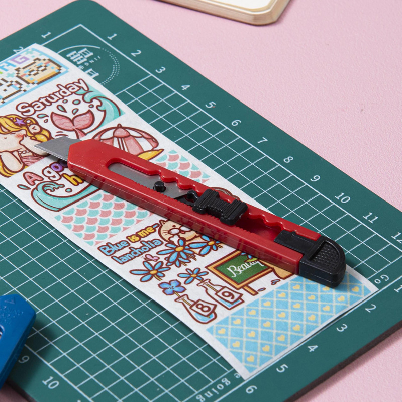 Factory direct supply of portable plastic utility knives, express unpacking, office paper cutting, hand knives, wallpaper film application, wallpaper knives details Picture