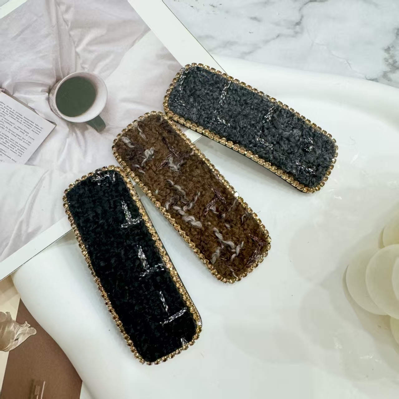 The new high-end classic Korean-style hairpin with a thousand bird checkered pattern features a simple and stylish Ins-style retro hairpin Application Scenario