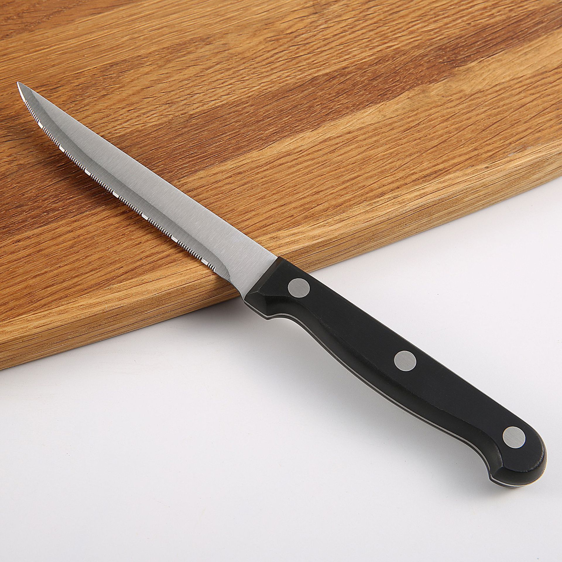 Cross-border in-stock stainless steel POM handle Western-style knife, black Western-style steak knife, steak cutting serrated knife full figure