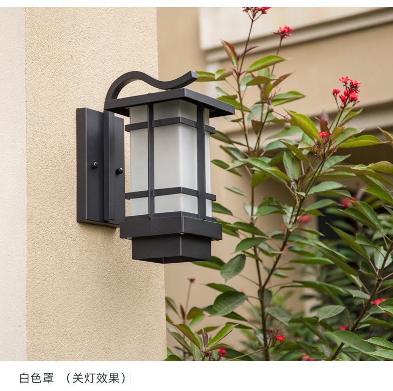 New Chinese-style outdoor wall lamps, villa courtyard lamps, garden fence lamps, retro outdoor lamps, corridor, balcony and porch wall lamps Application Scenario