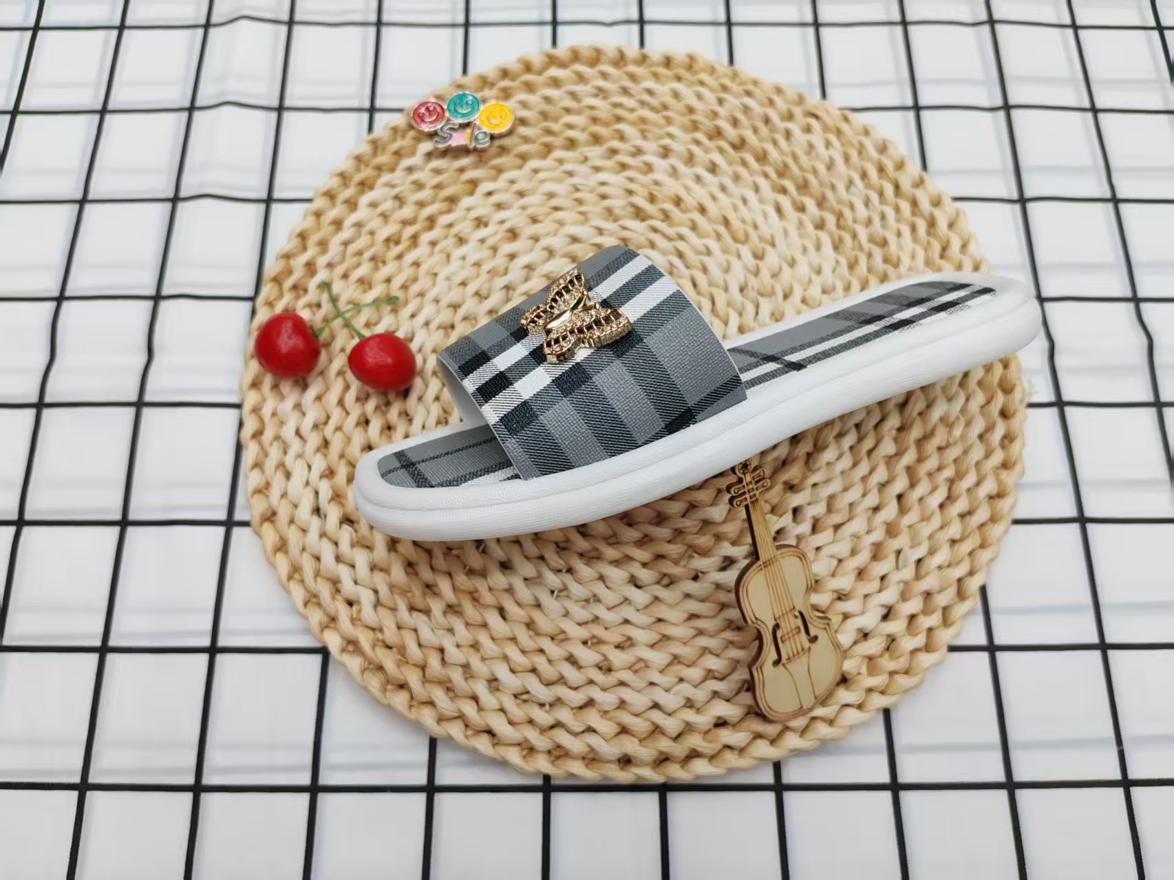 Summer simple white base anti-slip plastic PVC flat drag Specification drawing