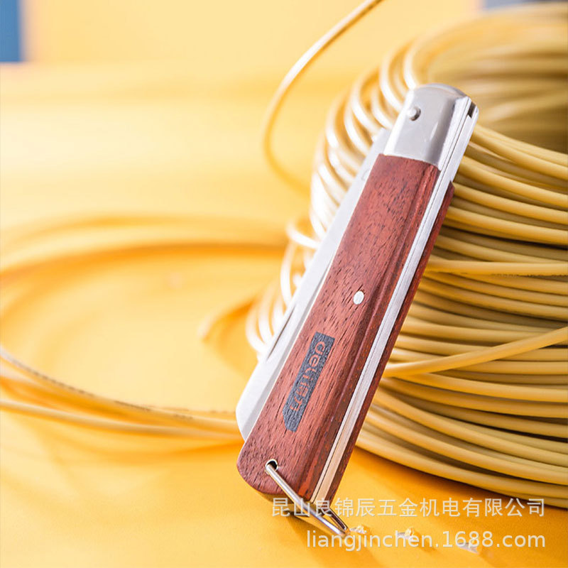 Deli Tools Wooden handle curved straight mouth electrician knife, multi-functional peeling, stripping and folding knife for electricians DL0060 70 Application Scenario
