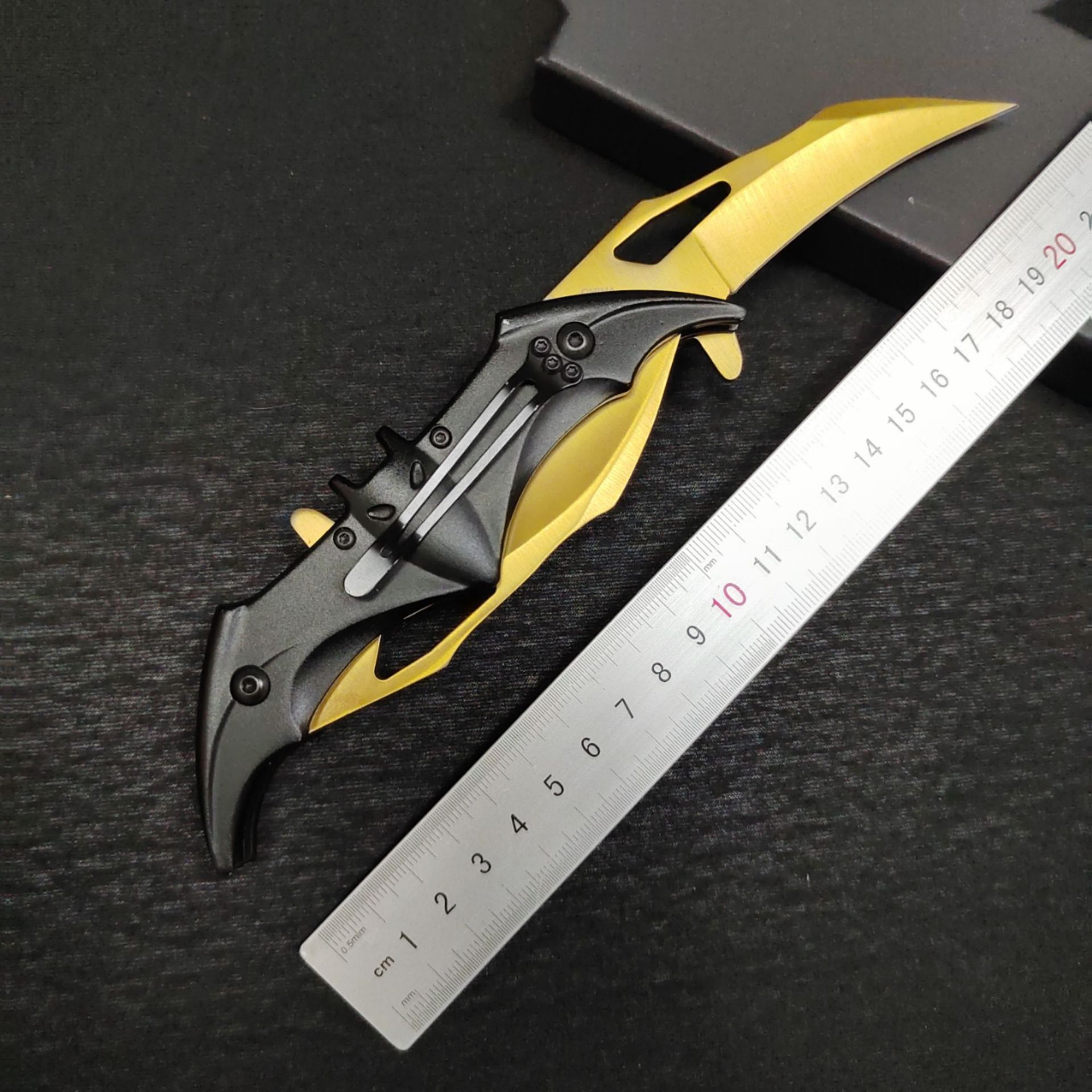Cross-border exclusive creative outdoor butterfly folding knife, bat knife, aluminum pocket knife, folding knife, multi-functional folding knife, eagle claw knife Application Scenario