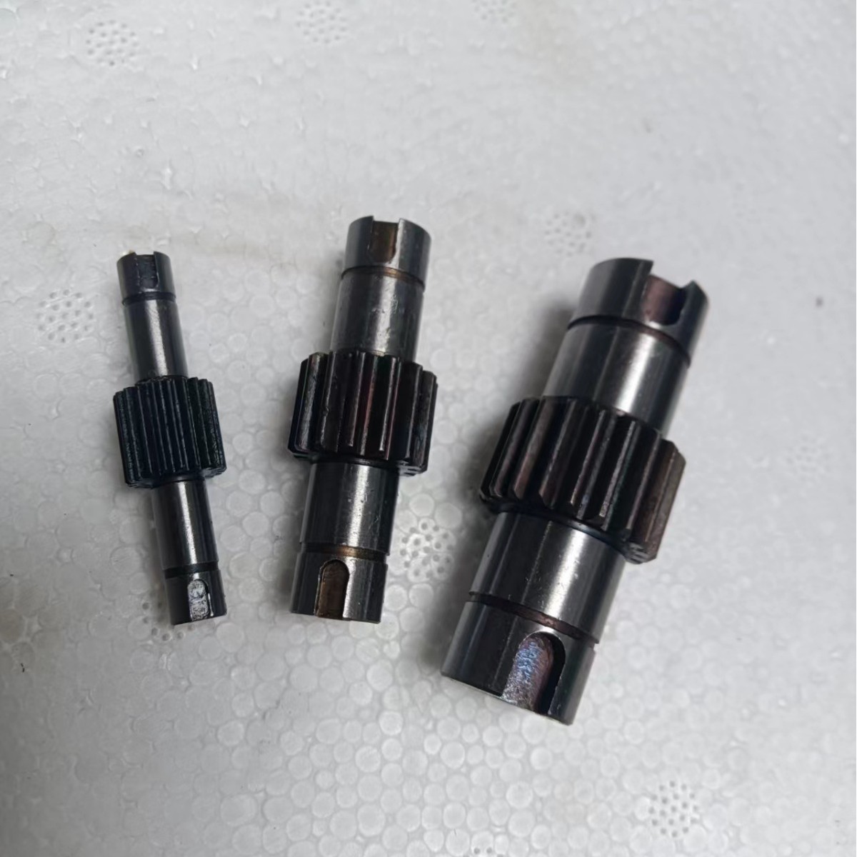The manufacturer supplies non-standard gear shafts for pneumatic tool gears, brush cutting machines, reducers, gear grinding, and spiral bevel gear processing Specification drawing