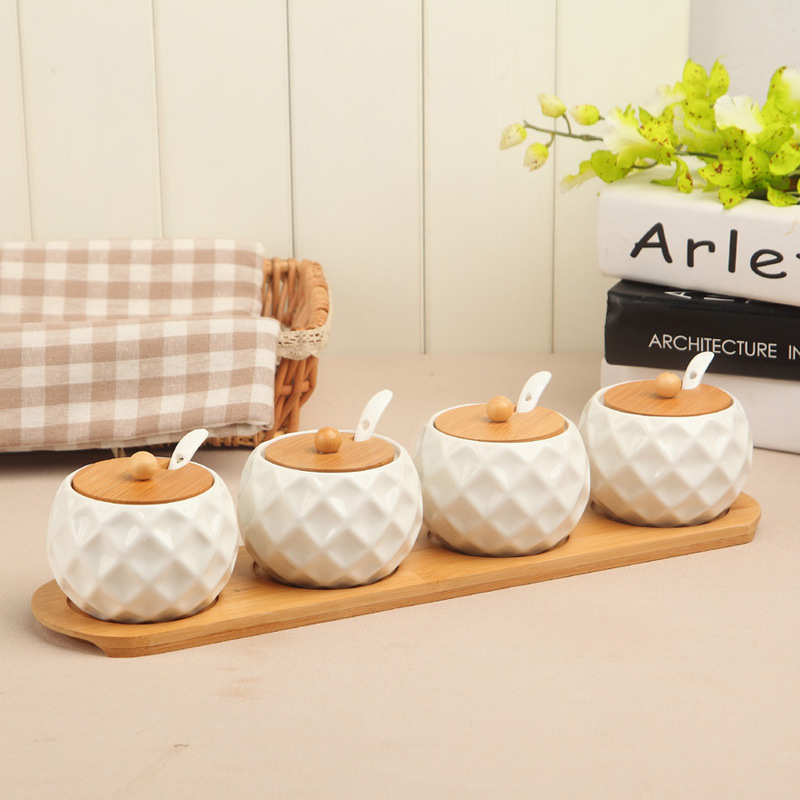 Ceramic seasoning bottles and jars, kitchenware seasoning boxes, salt jars, sugar, monosodium glutamate, pepper seasoning boxes, household chili seasoning jars full figure