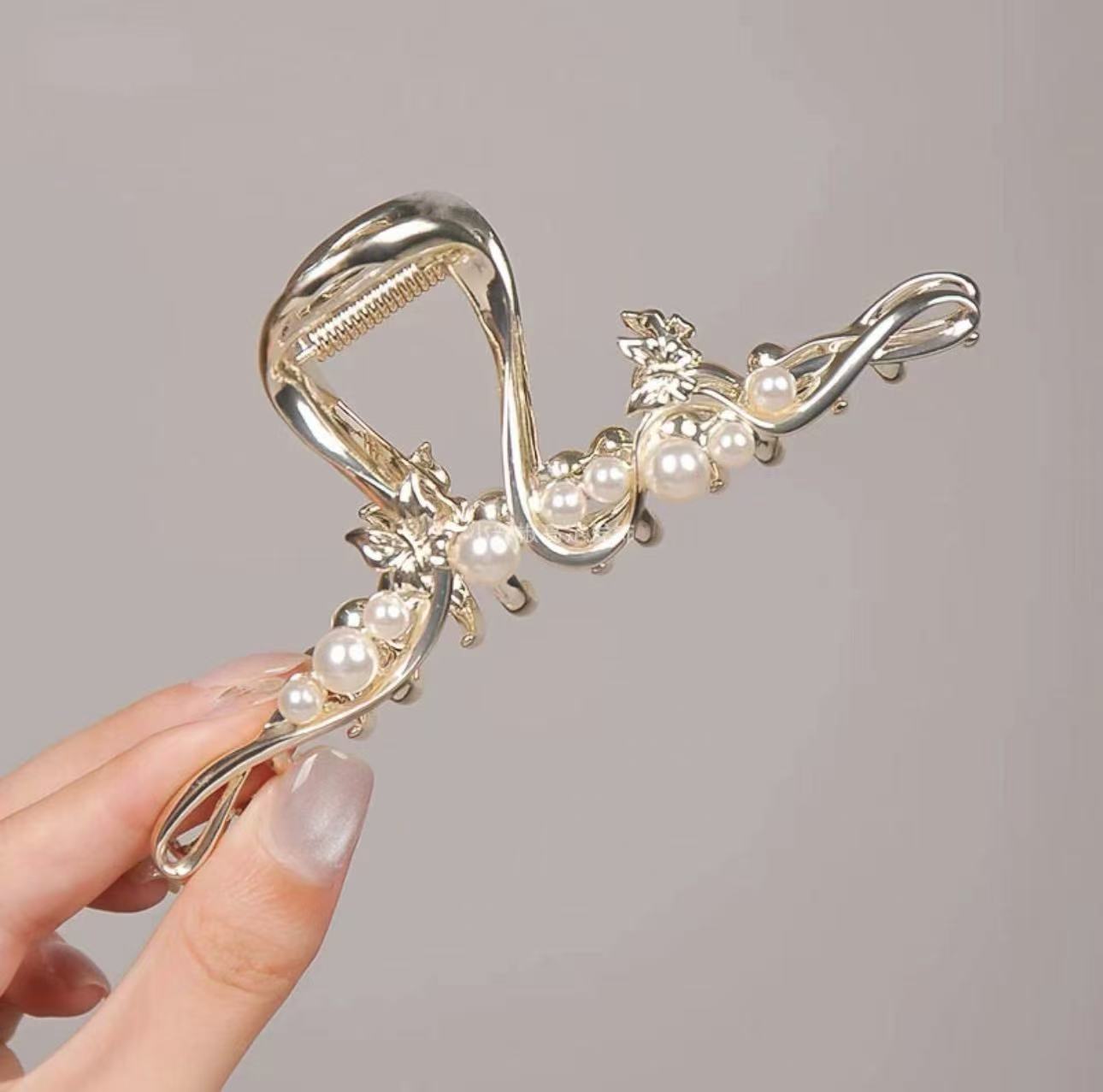 Phalaenopsis banana hairpin, butterfly polka dot grab clip, little fish-shaped hairpin, cute headwear Item Picture