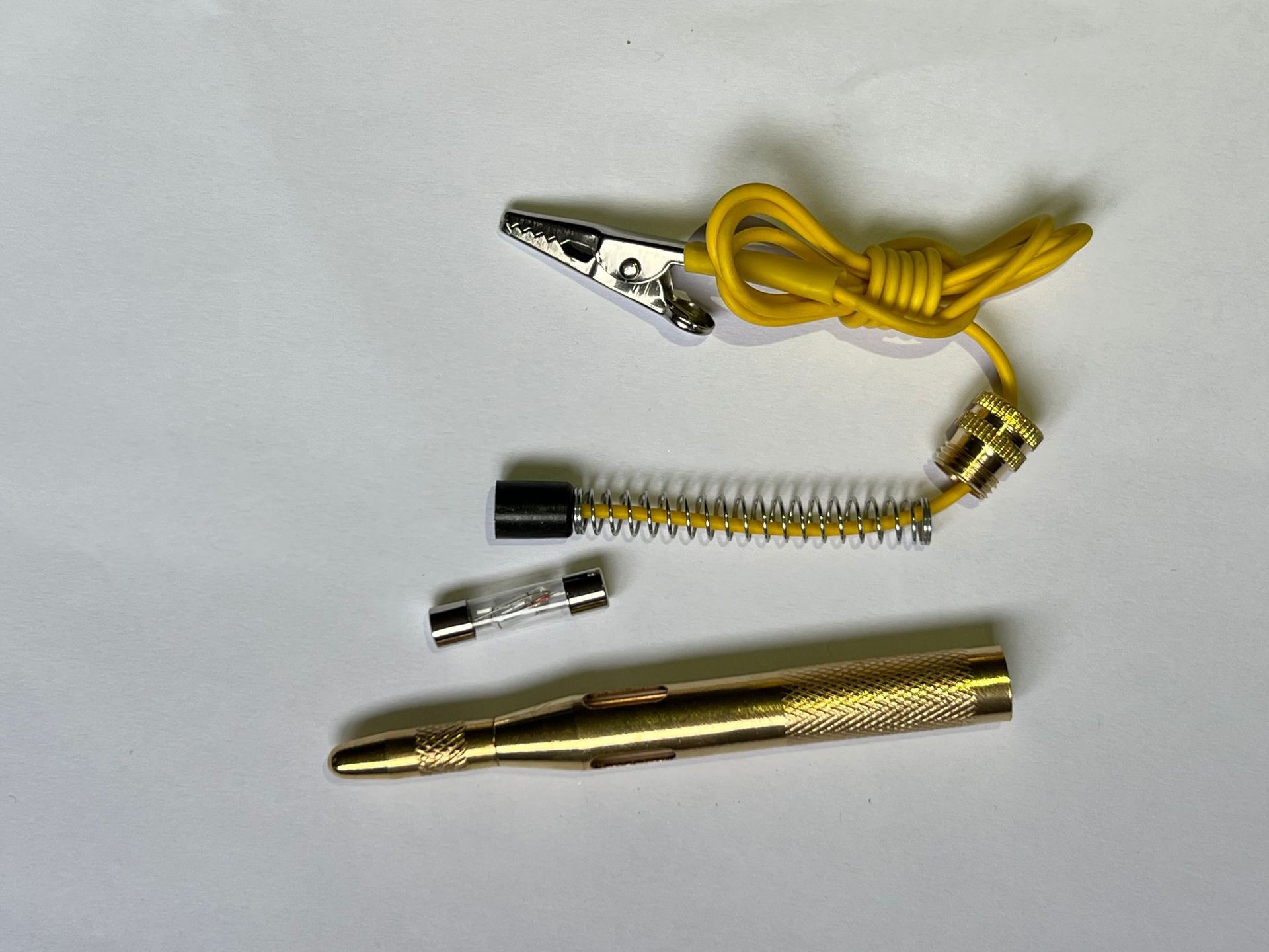 Weihaisheng Cross-border Foreign Trade specializes in supplying pure copper automotive voltage testers, automotive voltage testers, vehicle battery detection tools, and DC6-24V motorcycle repair voltage testers Item Picture
