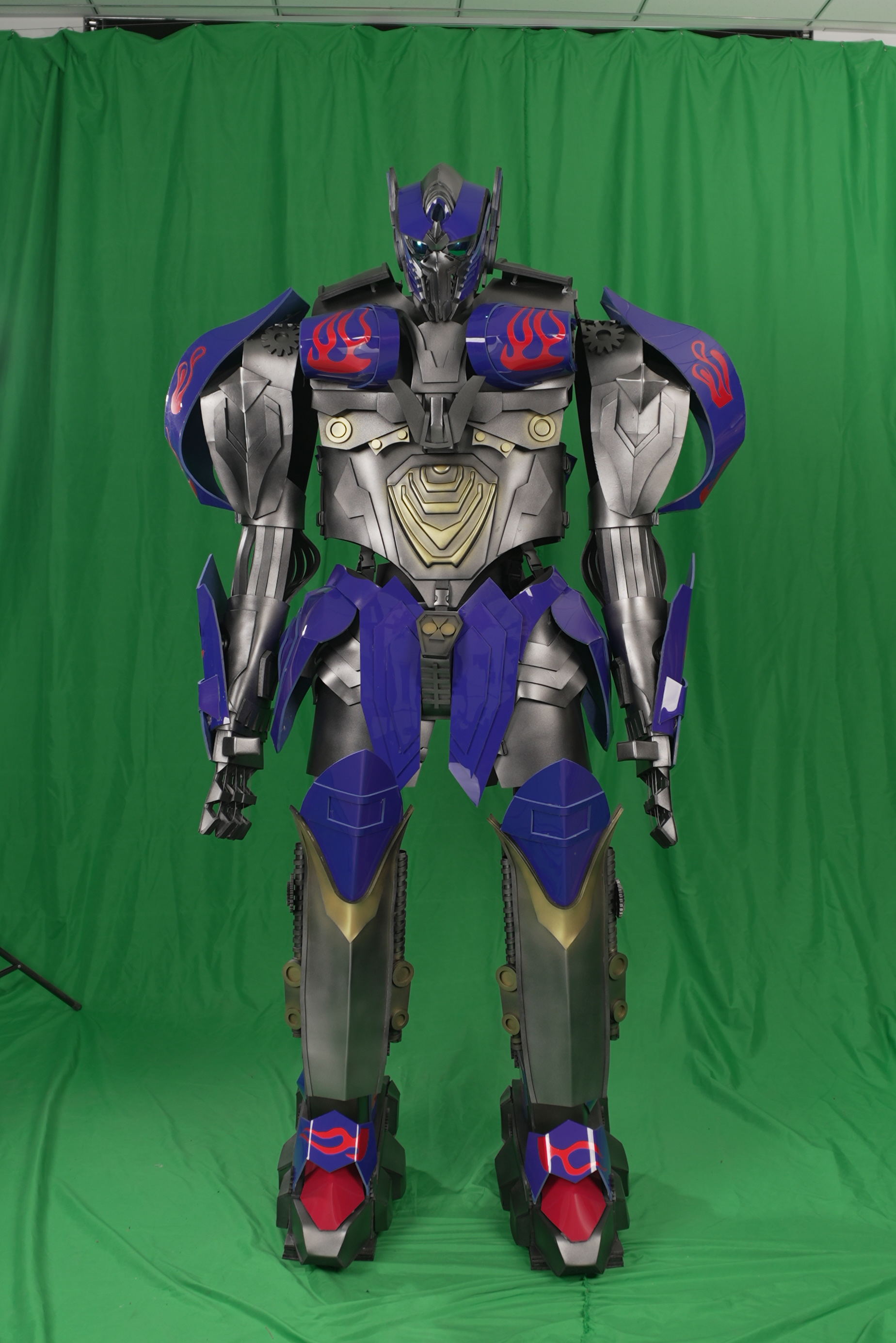 The armor model is easy to disassemble. The robot armor props and costumes are performed by real people wearing armor robots