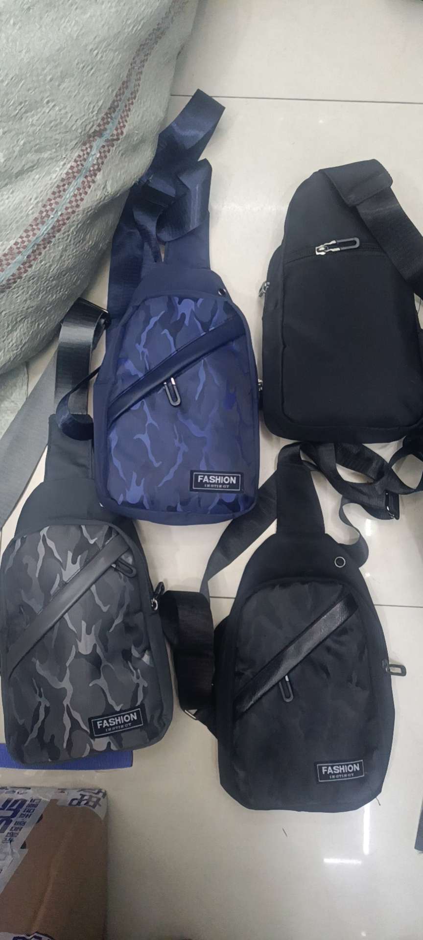 2迷彩运动斜挎包男士单肩包时尚旅行包多功能潮流休闲背包