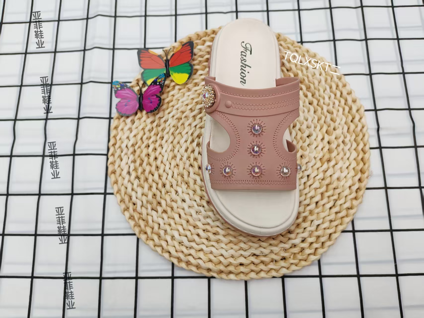 Summer new thick-soled, height-increasing, fashionable and versatile one-shoulder flip-flops full figure