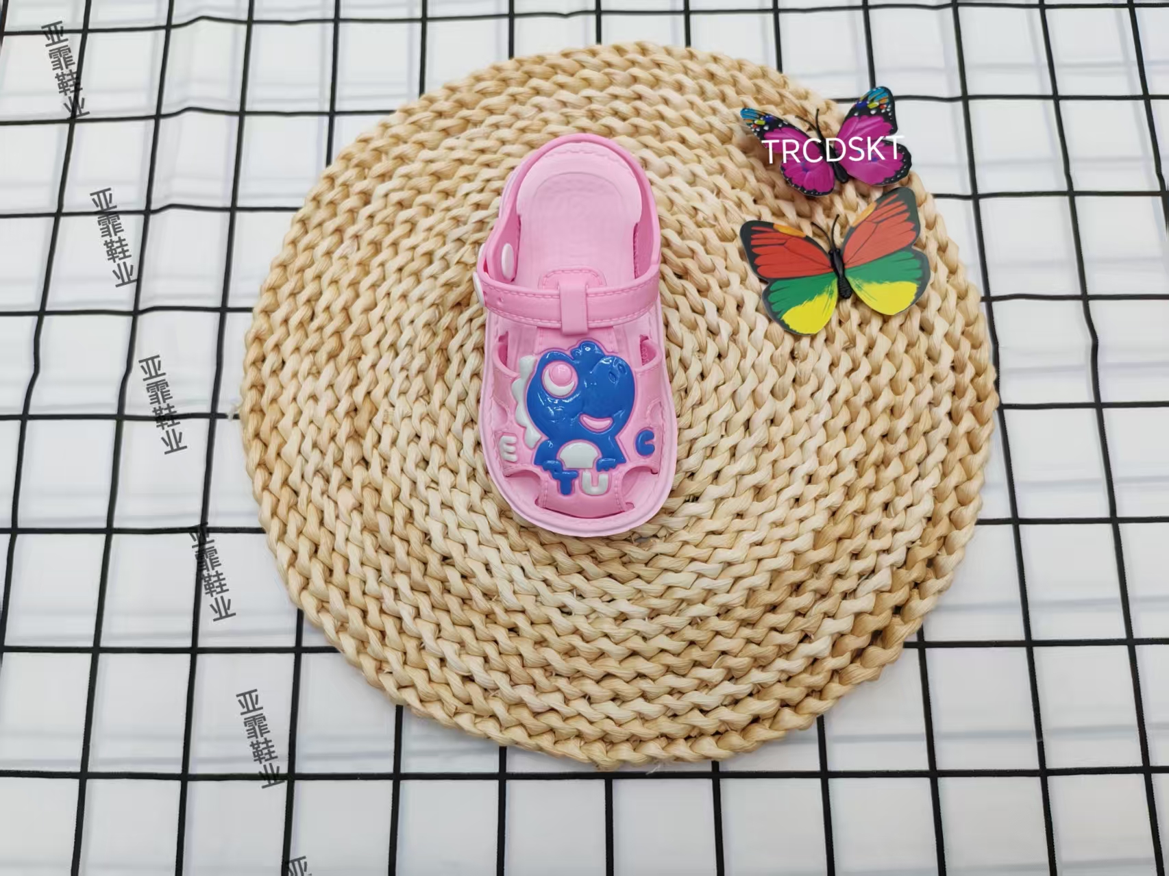 New children's cartoon flip-flops for summer 2025