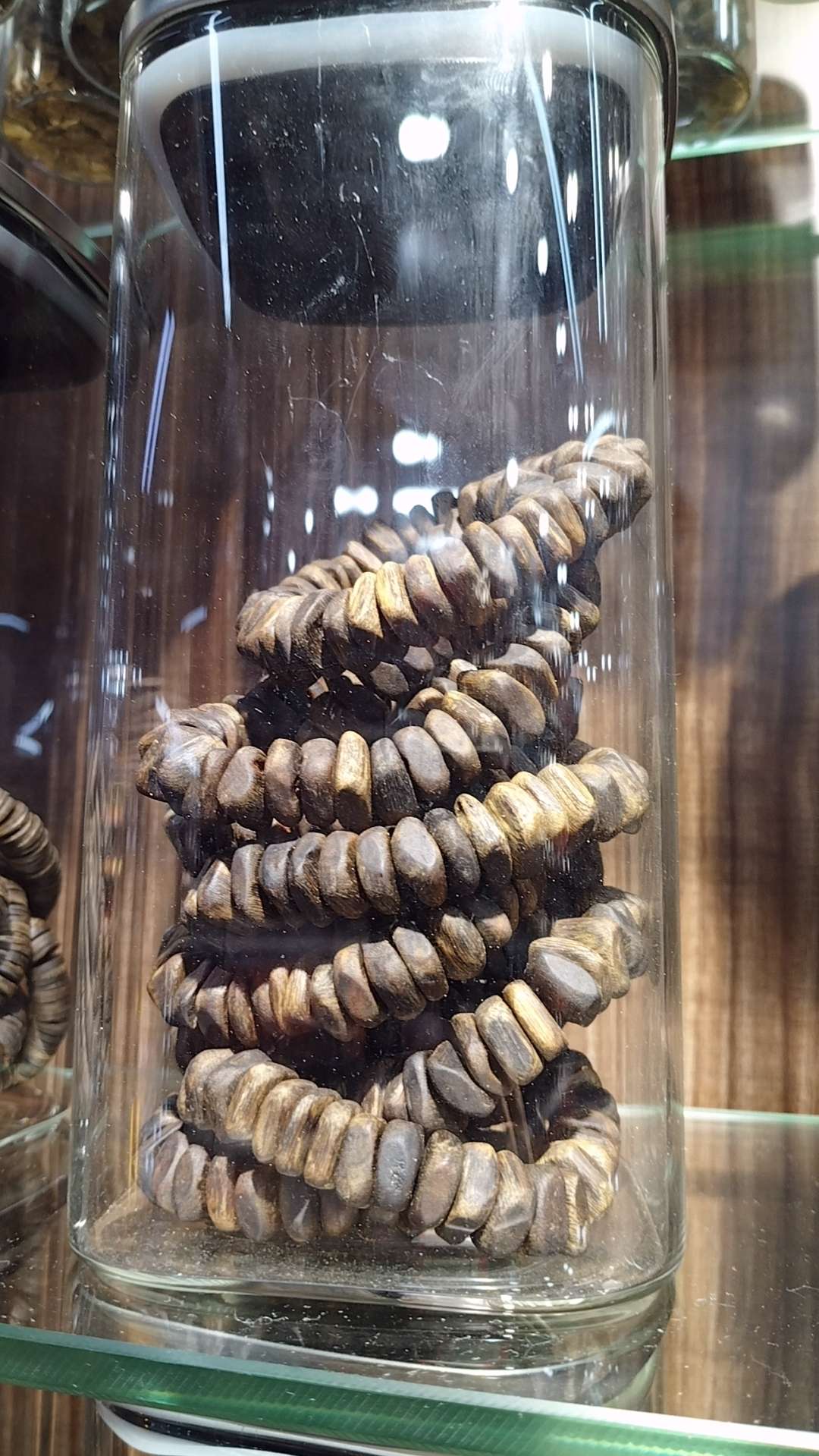 Hainan agarwood bracelets are genuine and of high oil content detail image 4
