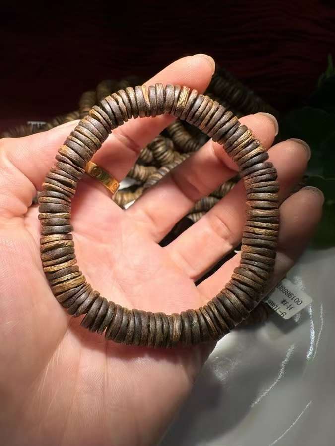 Hainan agarwood bracelets are genuine and of high oil content, featuring the same style as those made by celebrities detail image 6