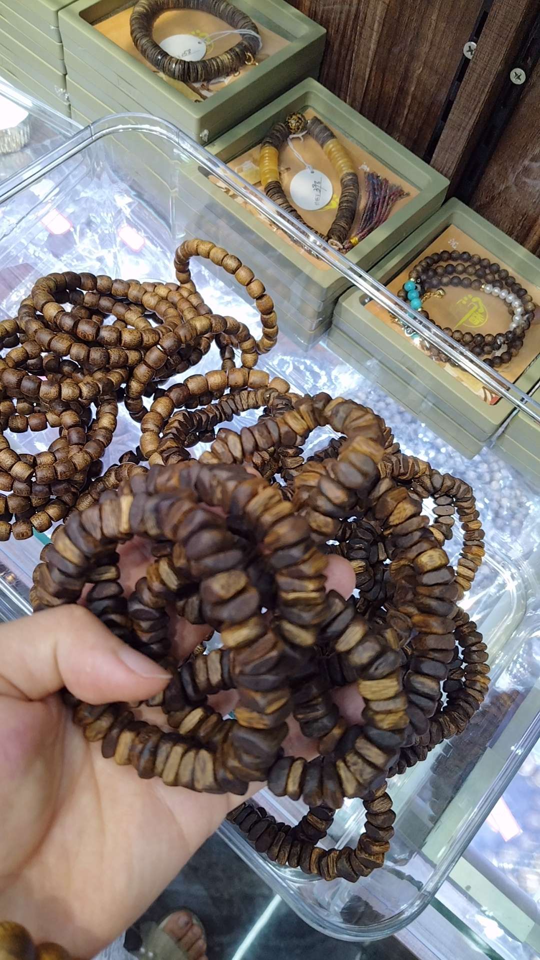 Hainan agarwood bracelets are genuine and of high oil content details Picture