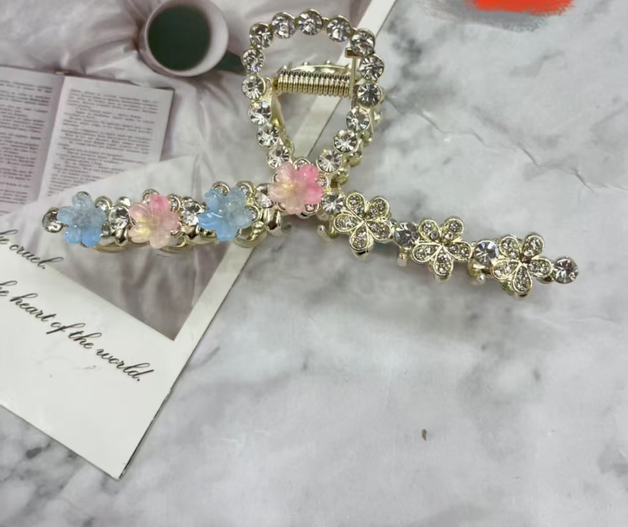 A new, elegant and sophisticated floral gripper with a shark clip and a large female hairpin for the back of the head Specification image