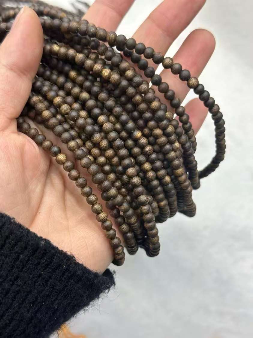 A long string of 108 round beads of green Phoebe wood from Yingge, Hainan details Picture