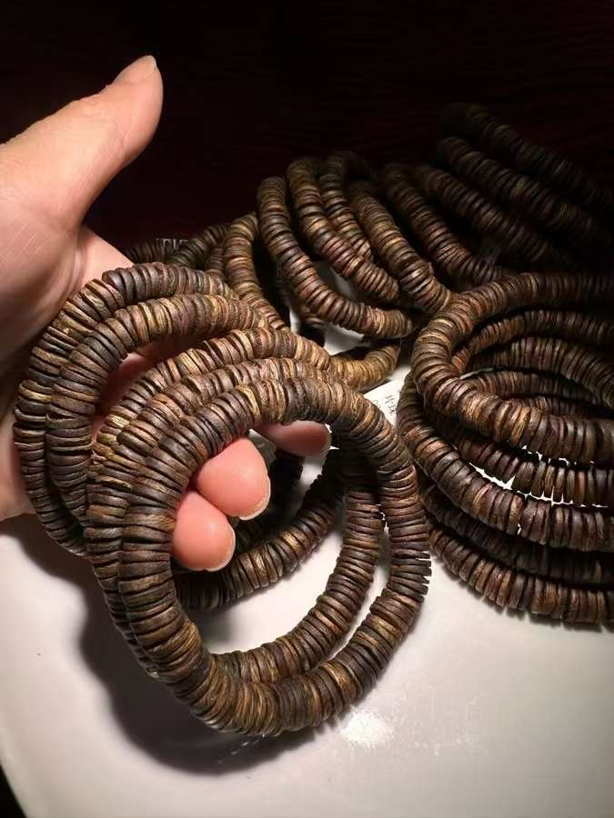 Hainan agarwood bracelets are genuine and of high oil content, featuring the same style as those made by celebrities detail image 2