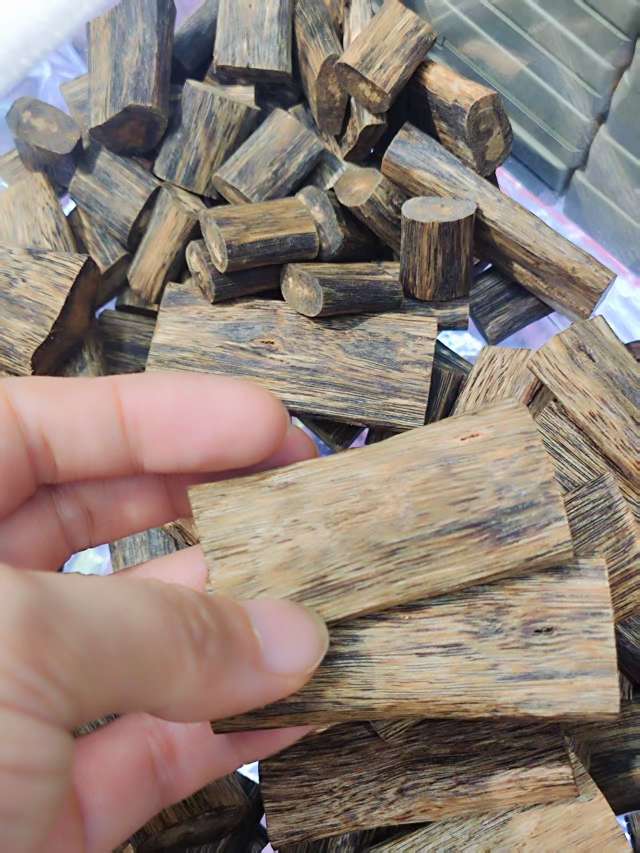 The agarwood logs are genuine and of high quality Item Picture