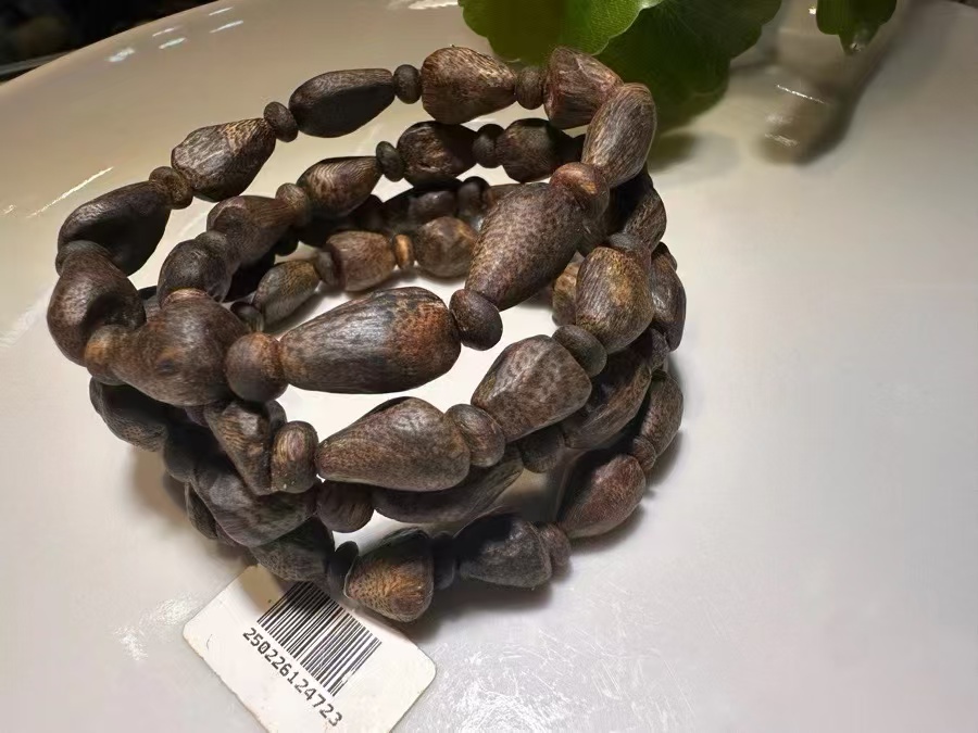 Hainan Yingge Green Phoebe Wood Shape-shaped Agarwood Bracelet is a genuine and guaranteed product