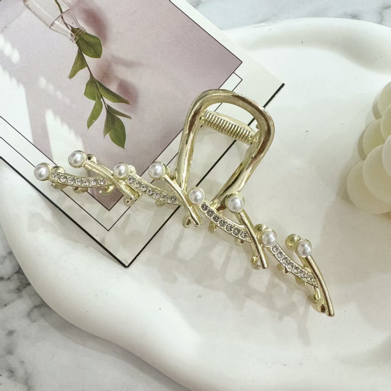 Headwear, large hair clips, high-end hair accessories, and grab clips are bestsellers Application Scenario