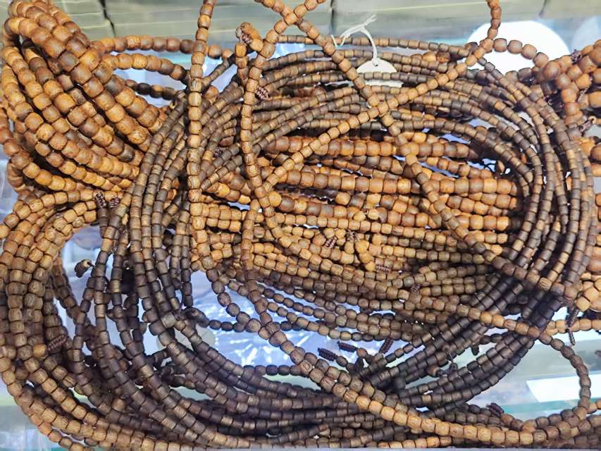 Long strings of bucket beads of green Phoebe wood from Yingge, Hainan Application Scenario