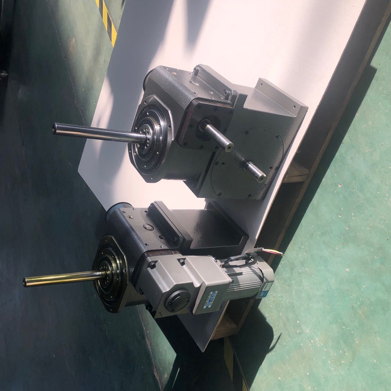 The rotary, lifting and swinging divider is an integrated whole with higher precision, convenient installation and multiple actions full figure