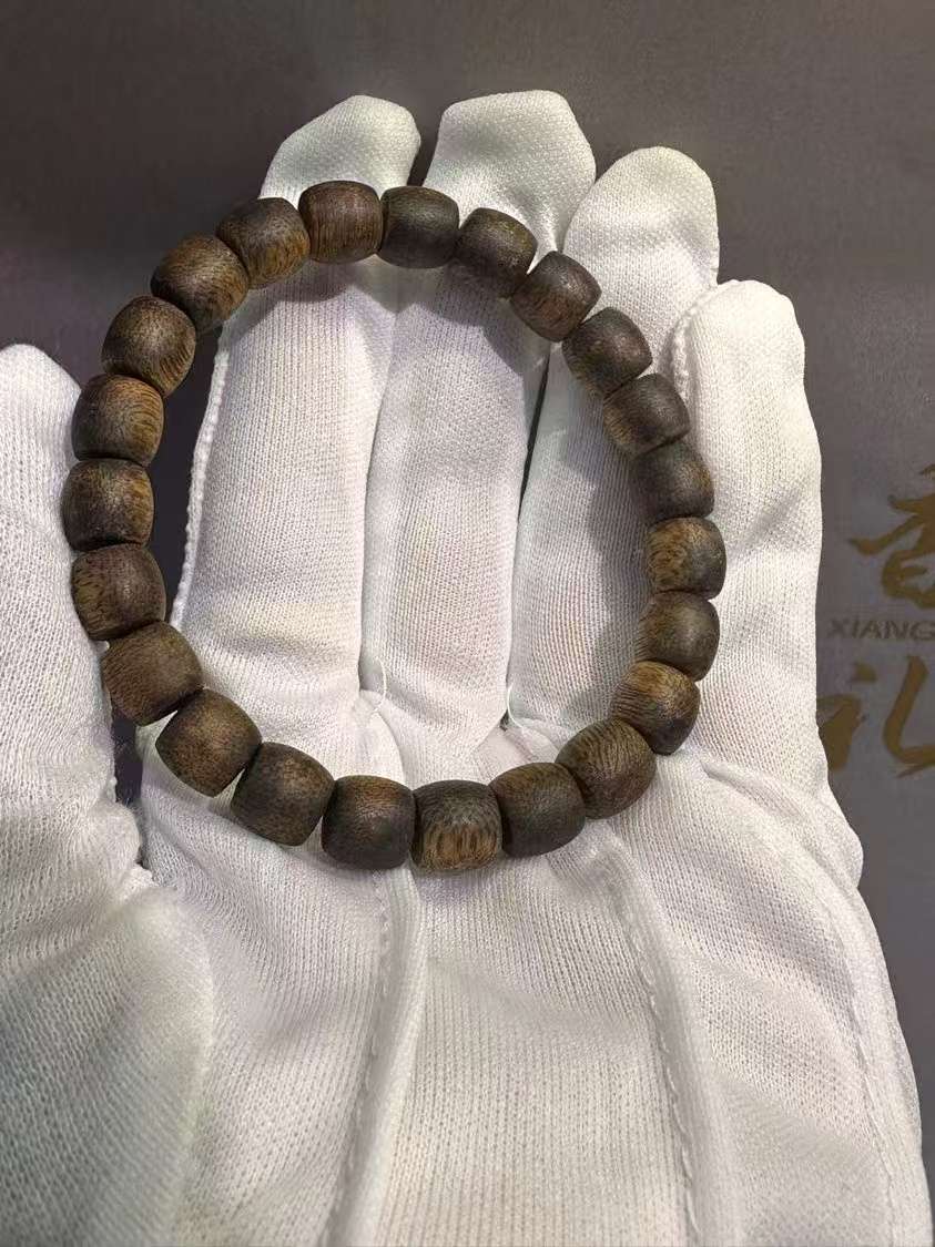 Hainan Yingge Green Phoebe single-ring genuine barrel beads Application Scenario