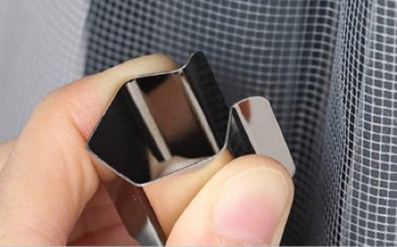 The window screen mesh spring sheet is used to clamp this window screen mesh fabric sheet. Stainless steel spring sheets are available in stock Application Scenario