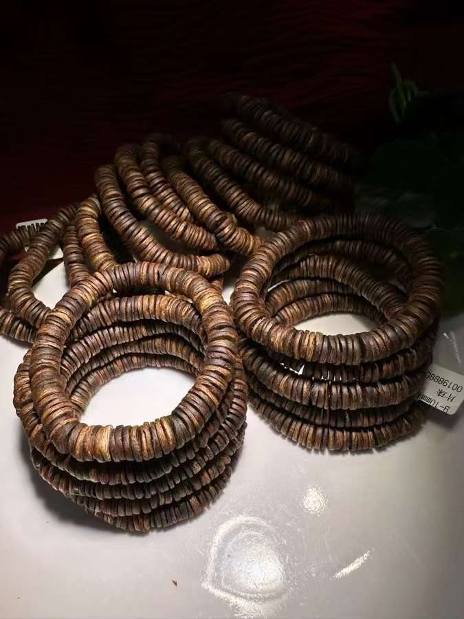Hainan agarwood bracelets are genuine and of high oil content, featuring the same style as those made by celebrities