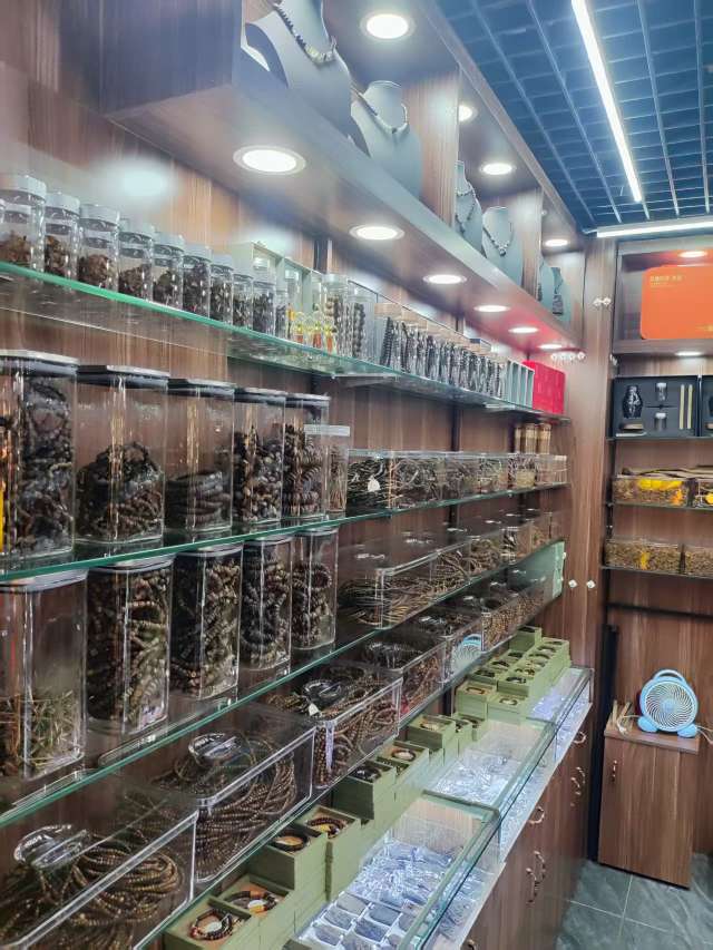 Sliced agarwood, "20 grams per serving", can be used for incense burning, tea brewing or making sachets Specification image